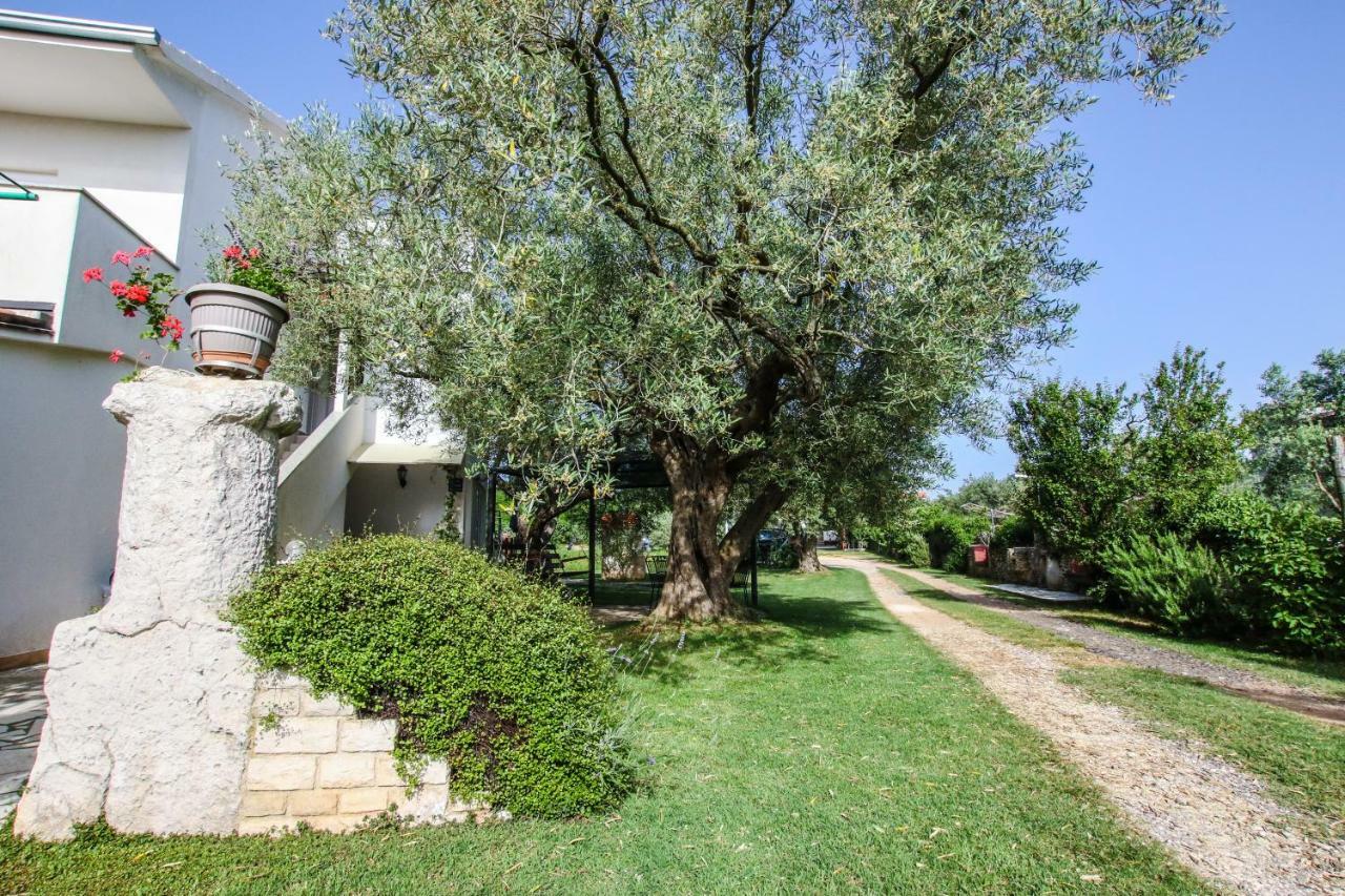 Apartments Vuceric Peroj Exterior photo