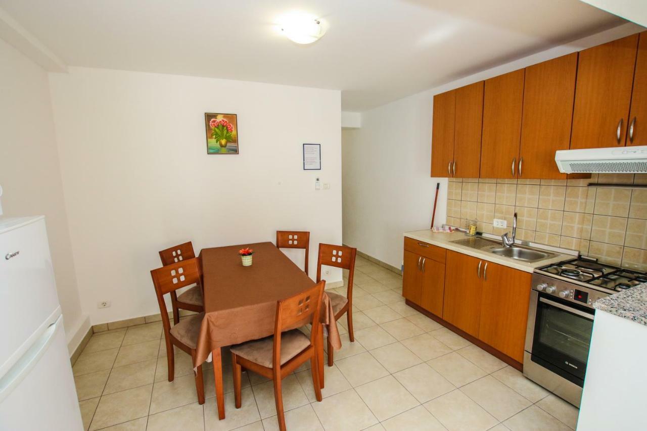 Apartments Vuceric Peroj Exterior photo